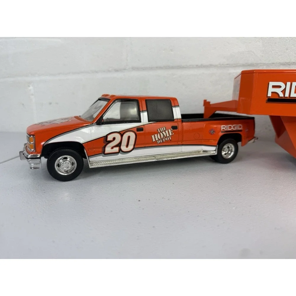 Action Brookfield Collectors Guild 1:24 Tony Stewart Crew Cab, Enclosed Trailer